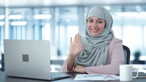 Glückliche-Muslimische-Geschäftsfrau,-Die-Hallo-Sagt