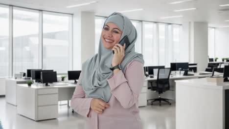 Glückliche-Muslimische-Geschäftsfrau,-Die-Am-Telefon-Spricht