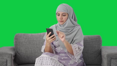 Mujer-Musulmana-Usando-La-Pantalla-Verde-Del-Teléfono-Móvil