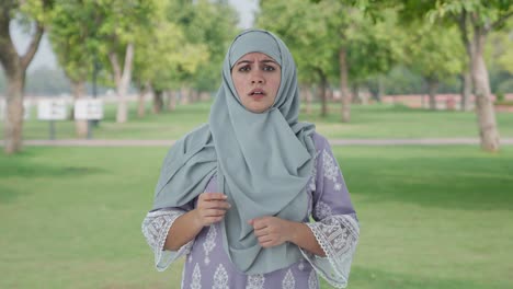 Muslimische-Frau-Erhält-Im-Park-Eine-Schockierende-Nachricht