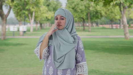 Mujer-Musulmana-Perturbada-Disgustada-Por-El-Mal-Olor-En-El-Parque