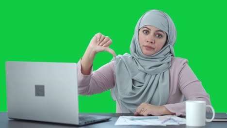 Enttäuschte-Muslimische-Geschäftsfrau-Drückt-Den-Grünen-Bildschirm-Nach-Unten