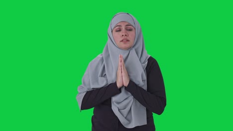 Schuldige-Muslimische-Frau-Entschuldigt-Sich-Und-Entschuldigt-Sich-Auf-Grünem-Bildschirm