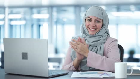 Happy-Muslim-businesswoman-clapping-and-appreciating