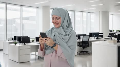 Glückliche-Muslimische-Geschäftsfrau,-Die-Am-Telefon-Nachrichten-Sendet