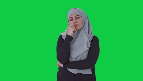 Verwirrte-Muslimische-Frau-Denkt-Etwas-Auf-Grünem-Bildschirm