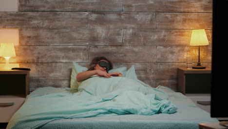 Woman-in-pajamas-having-a-bad-sleep