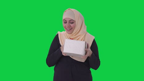 Glückliche-Muslimische-Frau,-Die-Einen-Grünen-Bildschirm-Als-Geschenk-Erhält