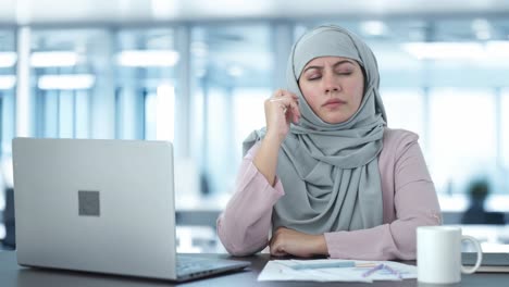 Intelligente-Muslimische-Geschäftsfrau,-Die-über-Etwas-Nachdenkt