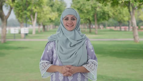 Glückliche-Muslimische-Frau-Lächelt-Im-Park-In-Die-Kamera