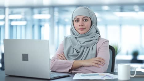 Selbstbewusste-Muslimische-Geschäftsfrau-Blickt-In-Die-Kamera