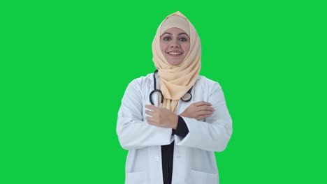 Fröhlicher-Muslimischer-Arzt-Mit-Stethoskop-Und-Grünem-Bildschirm