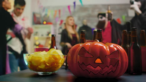 Calabaza-Aterradora-En-La-Fiesta-Mientras-Un-Grupo-De-Personas-Bailan-Celebrando-Halloween.