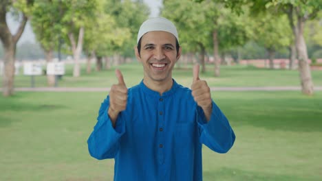 Hombre-Musulmán-Feliz-Mostrando-Los-Pulgares-Para-Arriba-En-El-Parque