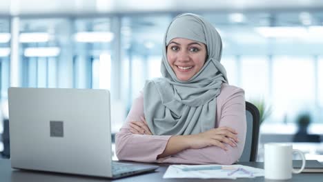 Feliz-Empresaria-Musulmana-Sonriendo-A-La-Cámara