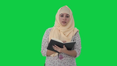 Muslimischer-Lehrer,-Der-Am-Grünen-Bildschirm-Der-Klasse-Teilnimmt