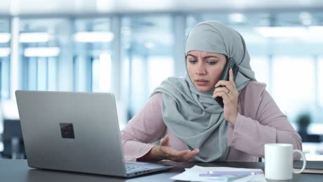 Wütende-Muslimische-Geschäftsfrau,-Die-Am-Telefon-Spricht