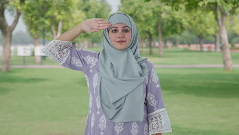 Stolze-Muslimische-Frau-Salutiert-Am-Unabhängigkeitstag-Im-Park