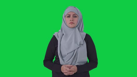 Mujer-Musulmana-Enojada-Mirando-La-Pantalla-Verde-De-La-Cámara