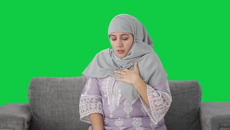 Kranke-Muslimische-Frau,-Die-Einen-Asthmaanfall-Hat,-Grüner-Bildschirm