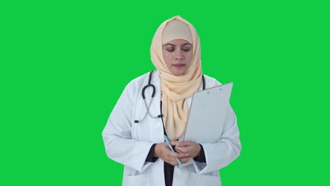 Médico-Musulmán-Escuchando-La-Pantalla-Verde-Del-Paciente.