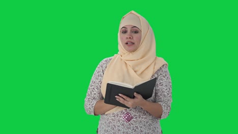 Profesor-Musulmán-Enseñando-En-La-Escuela-Pantalla-Verde
