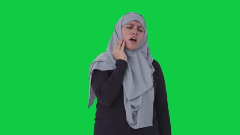 Kranke-Muslimische-Frau,-Die-Unter-Zahnschmerzen-Leidet,-Grüner-Bildschirm