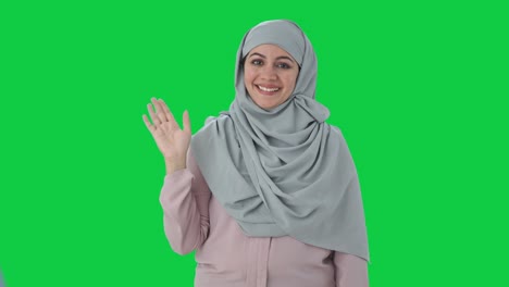 Feliz-Empresaria-Musulmana-Diciendo-Hola-Pantalla-Verde