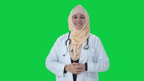 Médico-Musulmán-Usando-Una-Pantalla-Verde-Estetoscopio