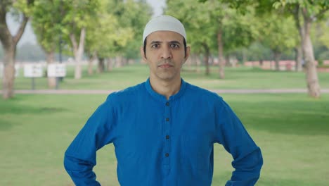 Hombre-Musulmán-Enojado-Mirando-A-La-Cámara-En-El-Parque