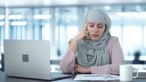 Gestresste-Und-Angespannte-Muslimische-Geschäftsfrau