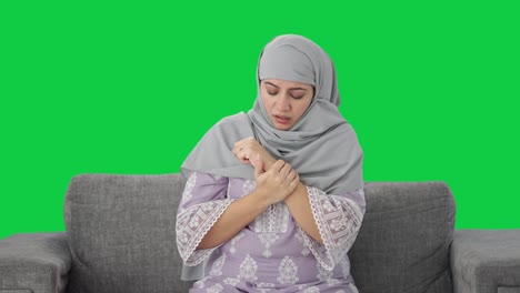 Kranke-Muslimische-Frau,-Die-An-Arthritis-Leidet,-Grüner-Bildschirm