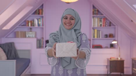 Mujer-Musulmana-Feliz-Dando-Un-Regalo