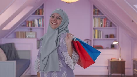 Glückliche-Muslimische-Frau-Posiert-Mit-Einkaufstüten