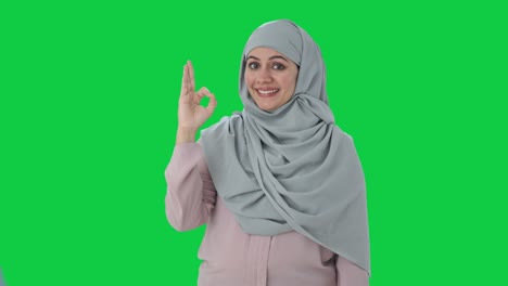 Fröhliche-Muslimische-Geschäftsfrau,-Die-Einen-Grünen-Bildschirm-Zeigt