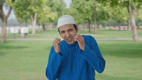 Hombre-Musulmán-Asustado-Y-Asustado-En-El-Parque