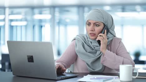 Muslimische-Geschäftsfrau-Telefoniert