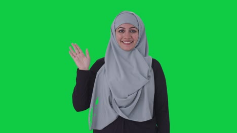 Fröhliche-Muslimische-Frau-Sagt-„Hallo“,-Grüner-Bildschirm