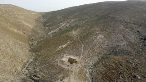 The-hills-and-mud-dwellings-of-Hesarak