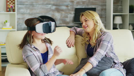 Aufgeregtes-Kleines-Mädchen-über-Ihr-Virtual-Reality-Headset