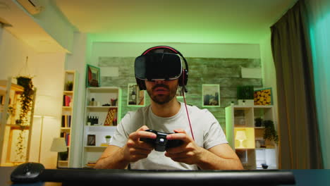 POV-Eines-Professionellen-Spielers,-Der-Ein-Virtual-Reality-Headset-Trägt