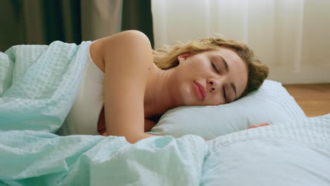 Close-up-of-woman-having-a-relaxed-sleep