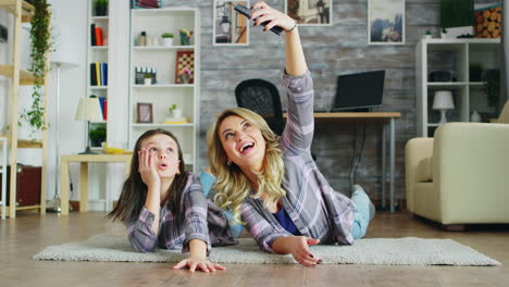 Mother-and-daughter-lying-on-the-floor
