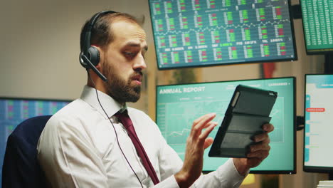 Börsenmakler,-Der-Vom-Heimbüro-Aus-Arbeitet-Und-Daten-Auf-Einem-Digitalen-Tablet-überprüft