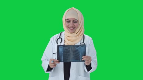 Feliz-Médico-Musulmán-Revisando-La-Pantalla-Verde-Del-Informe-De-Rayos-X
