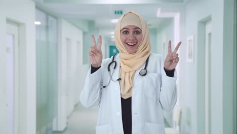 Glücklicher-Muslimischer-Arzt,-Der-Siegeszeichen-Zeigt