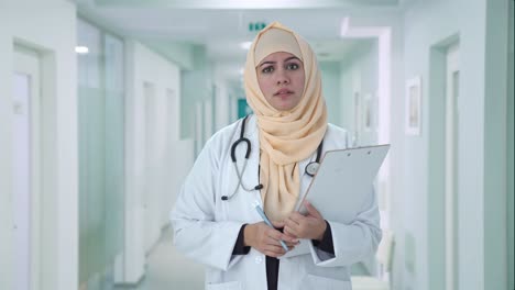 Médico-Musulmán-Serio-Hablando-Con-El-Paciente