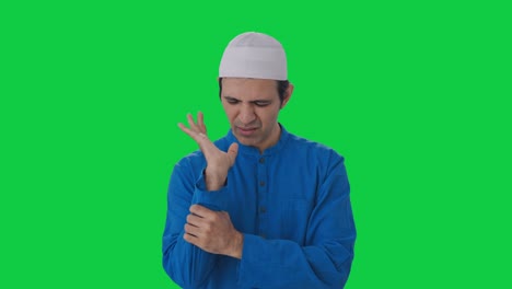 Hombre-Musulmán-Enfermo-Que-Sufre-De-Dolor-En-La-Mano-Pantalla-Verde
