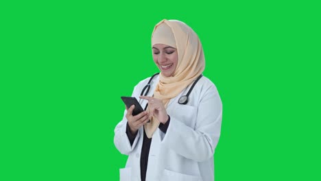 Glücklicher-Muslimischer-Arzt,-Der-Den-Grünen-Bildschirm-Des-Telefons-Verwendet