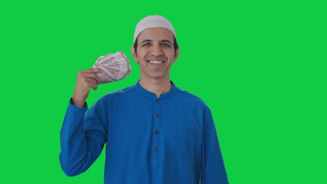 Glücklicher-Muslimischer-Mann,-Der-Geld-Als-Fan-Greenscreen-Verwendet